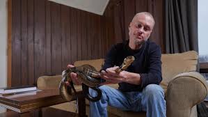 A Man Has Let Hundreds of Venomous Snakes Bite Him on Purpose, Now His Blood Is Being Used for Lifesaving Treatments